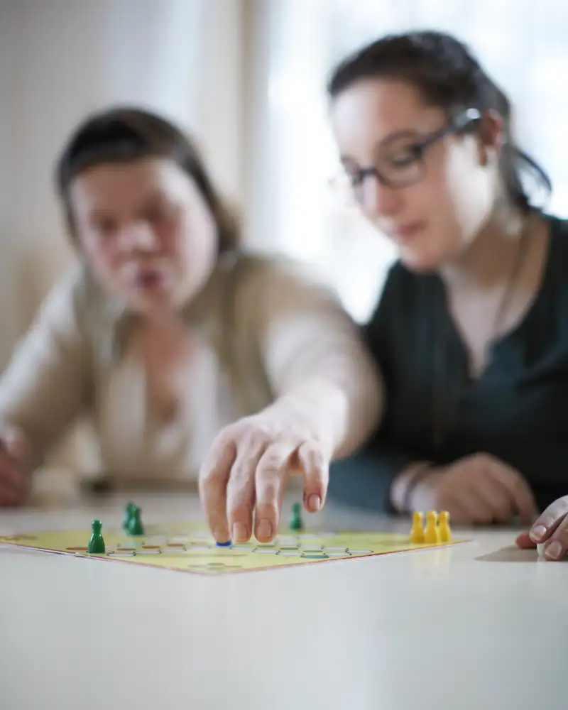 Zwei junge Frauen beim Brettspiel