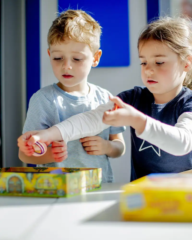 Ein kleiner Junge und ein kleines Mädchen spielen zusammen.