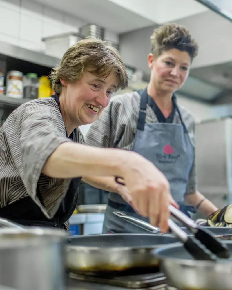 Zwei Frauen arbeiten zusammen in einer Restaurantküche.