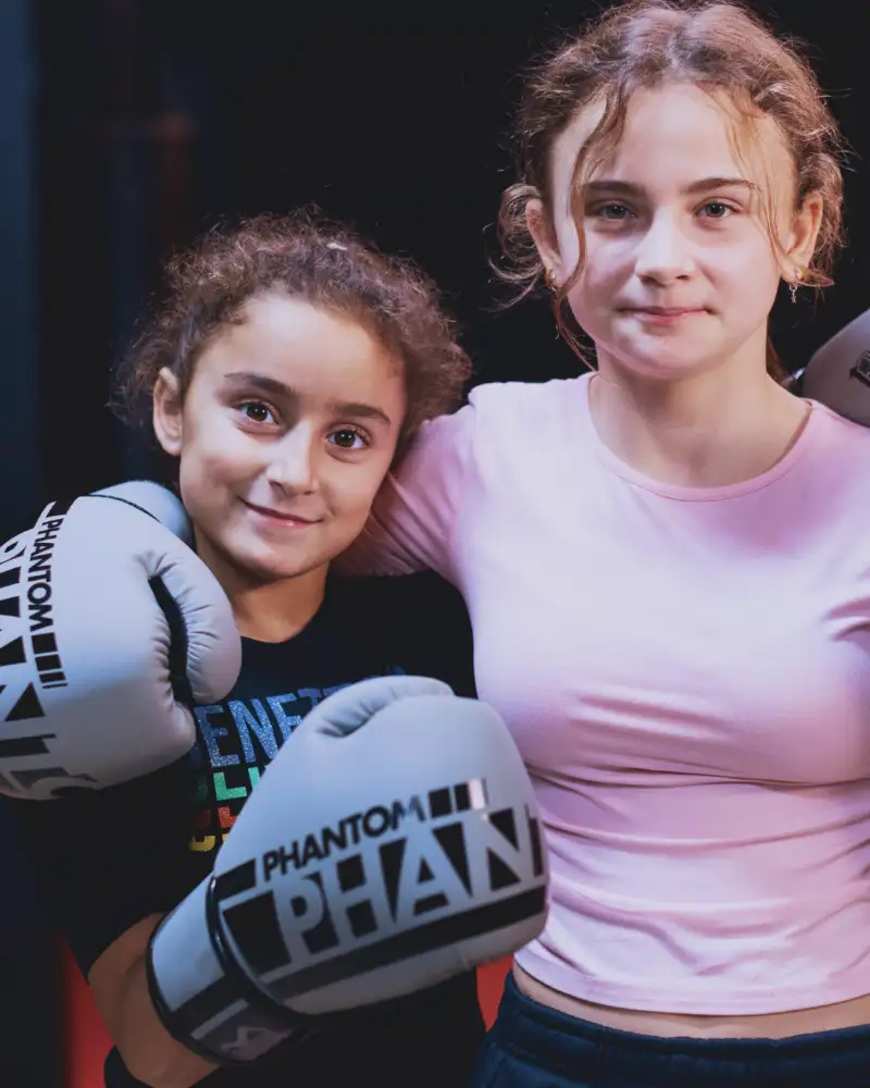 Zwei kleine Mädchen mit Boxhandschuhen