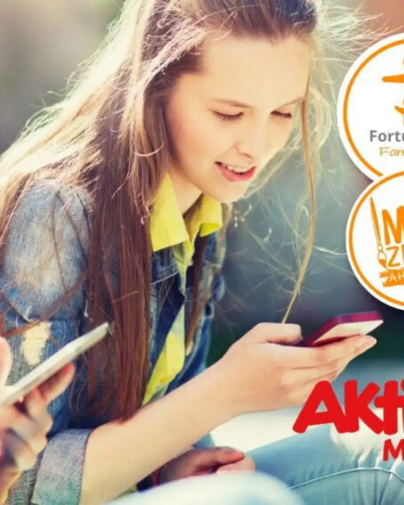 Plakat mit zwei Jugendlichen mit Handy