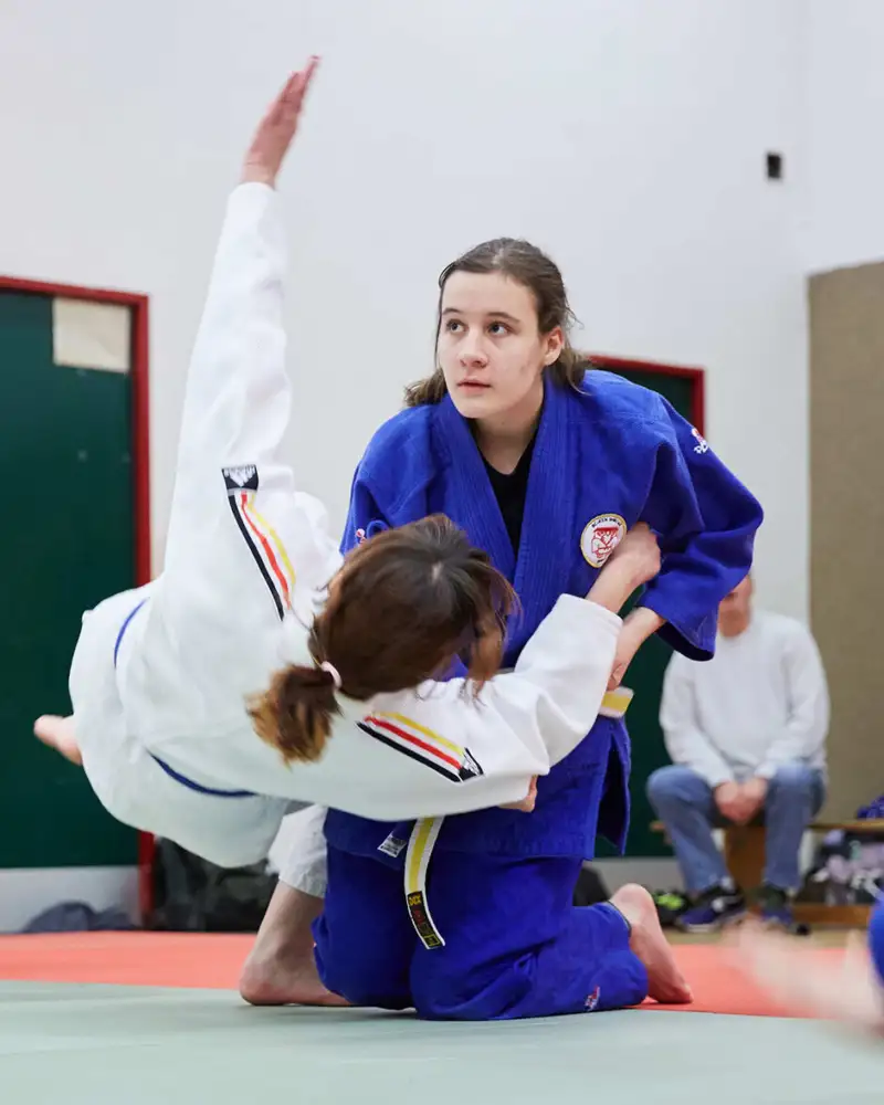 Jugendliche beim Judo-Training