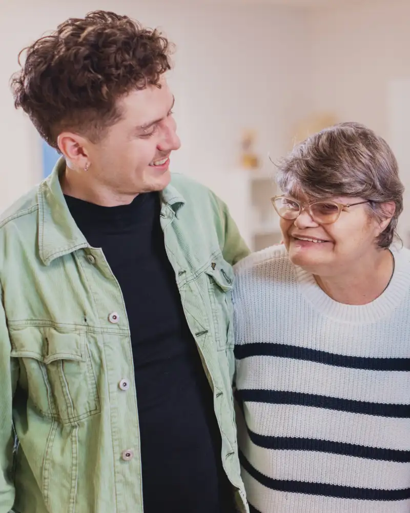 Seniorin mit Behinderung mit zwei weiteren Personen
