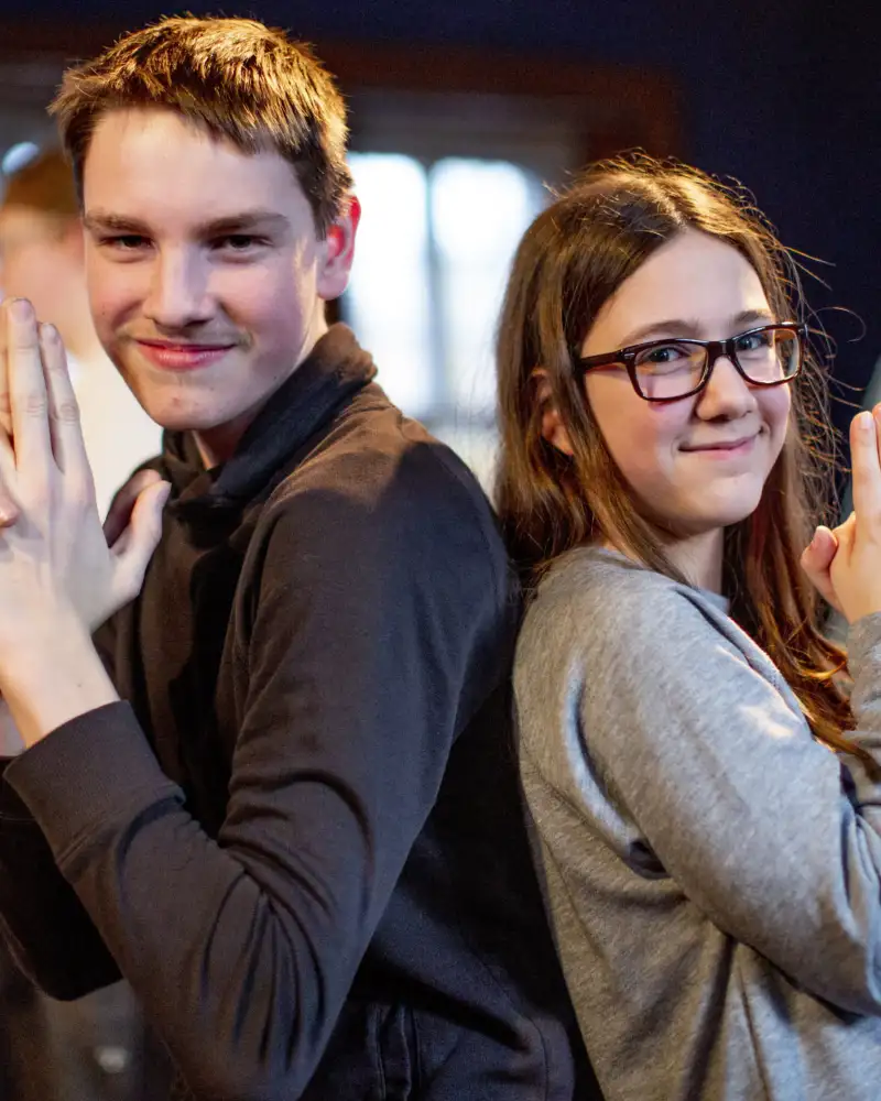 EEin Junge und ein Mädchen stehen Schulter an Schulter