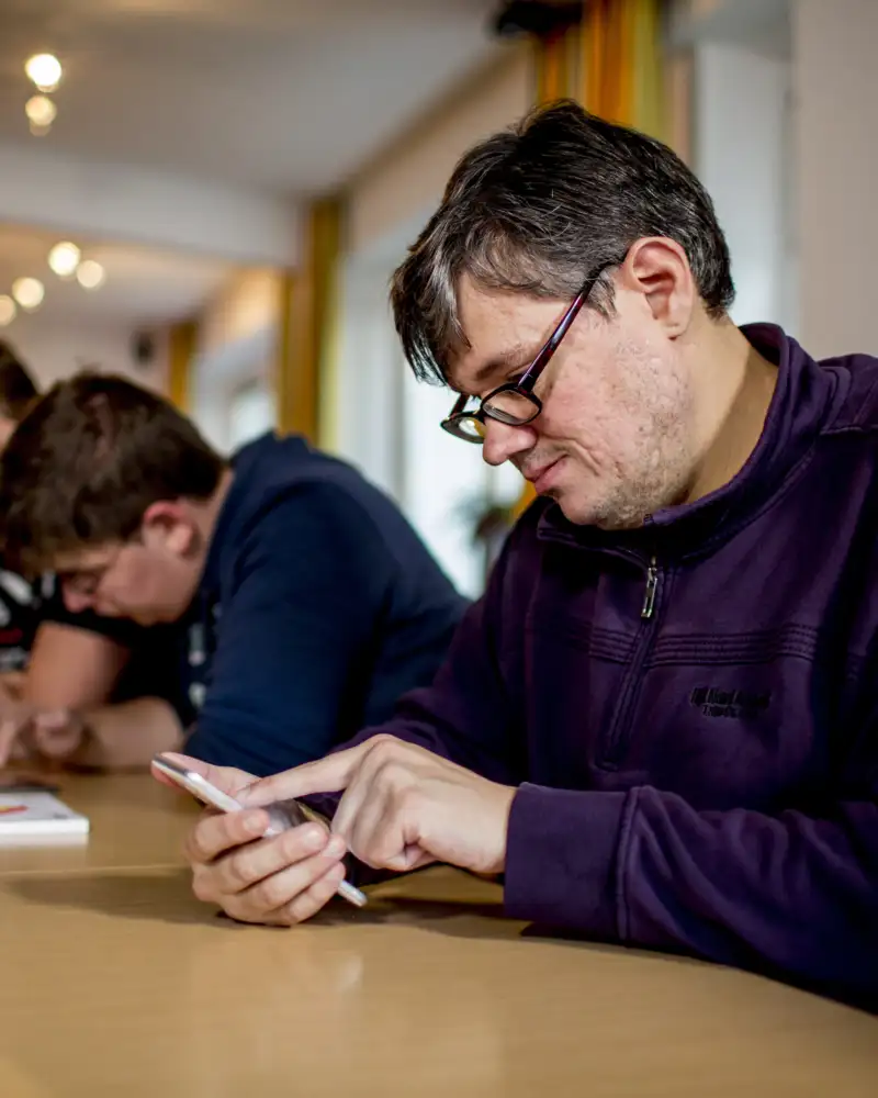 Mehrere Personen mit Smartphone