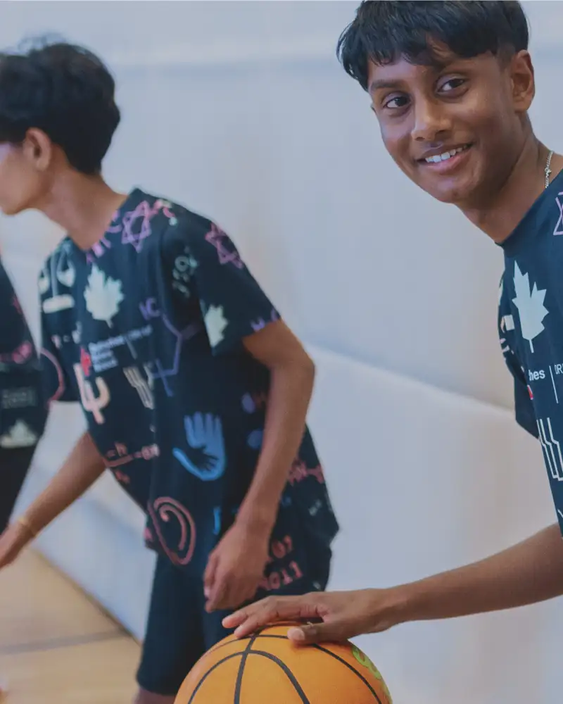 Jugendliche Migranten biem Basketballtraining