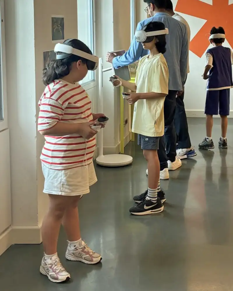 Mehrere Kinder mit VR-Brillen in einem Flur