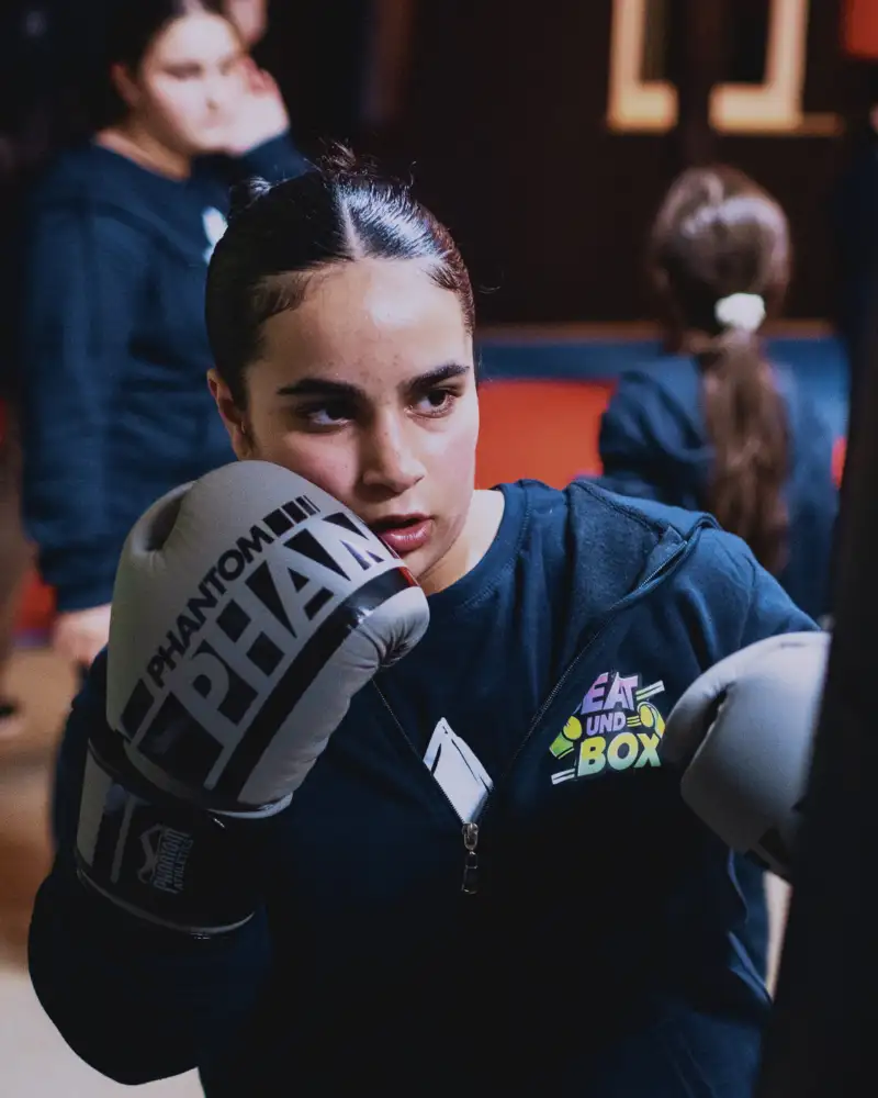 Eine Jugendliche beim Training mit Boxhandschuhen.