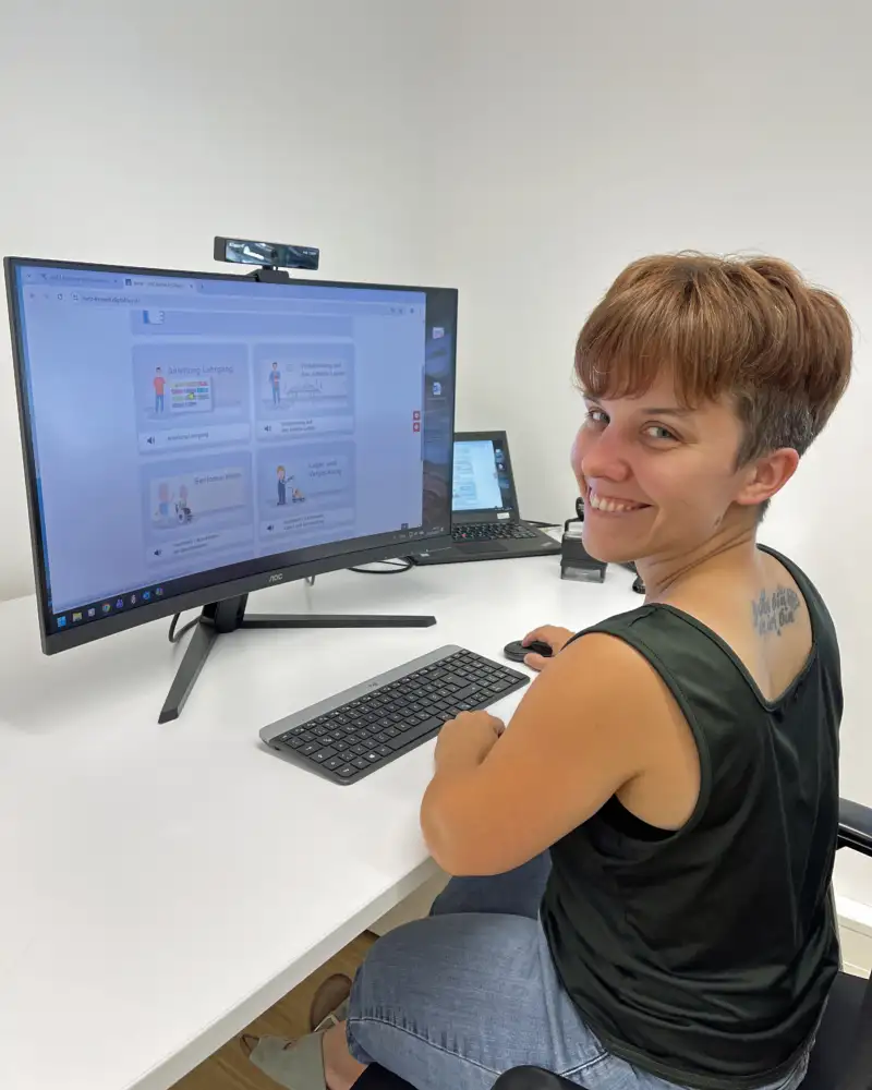 Eine junge Frau am PC