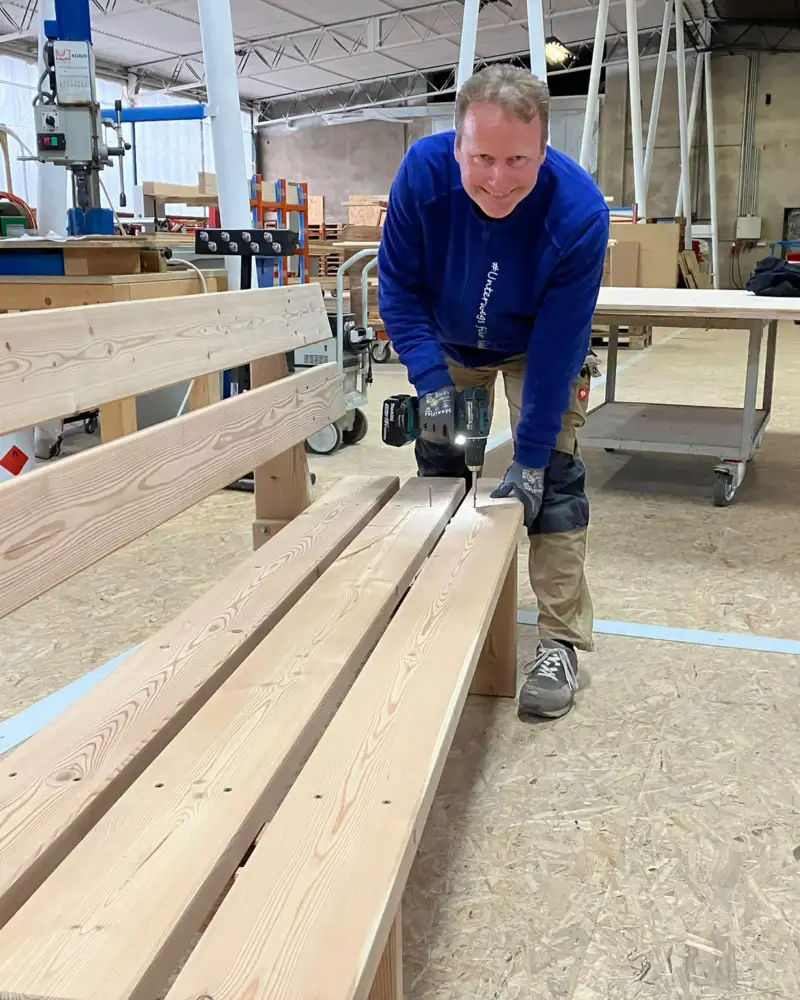Ein Mann arbeitet in einer Holzwerkstatt