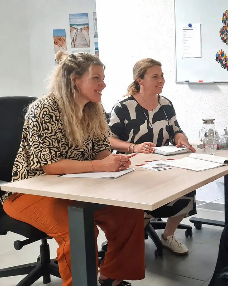 Zwei Frauen an einem Besprechungstisch