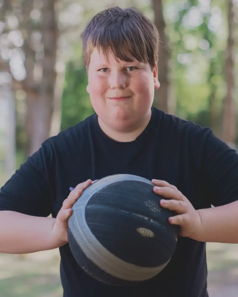 Ein Jugendlicher mit einem Volleyballl