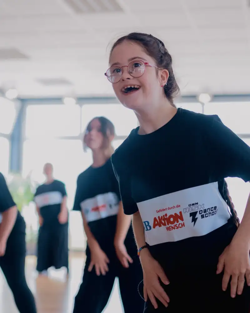 Jugendliche mit und ohne Behinderung tanzen eine Choreographie