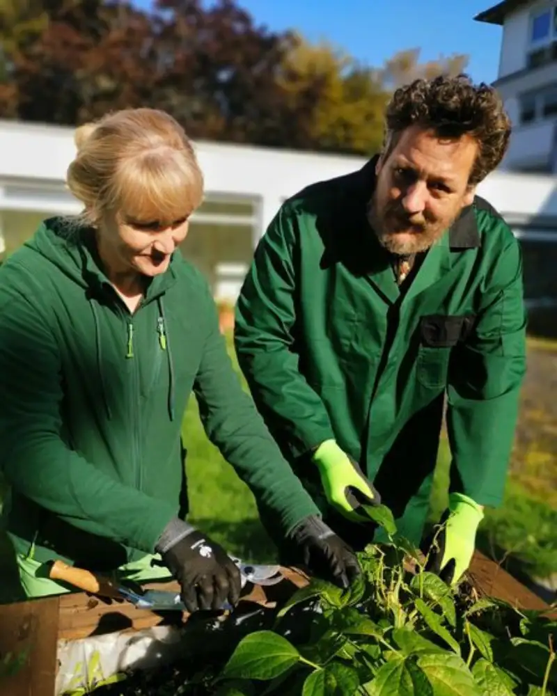 Eine Frau und ein Mann beim Gärtnern