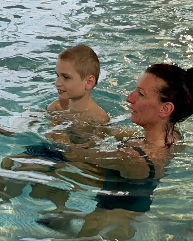 Eine Frau und ein Junge im Schwimmbecken