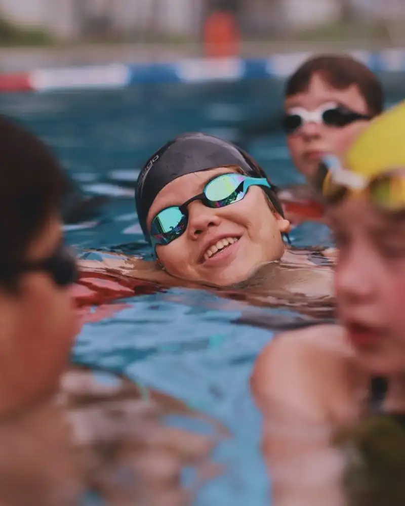 Mehrere Kinder im Schwimmbecken