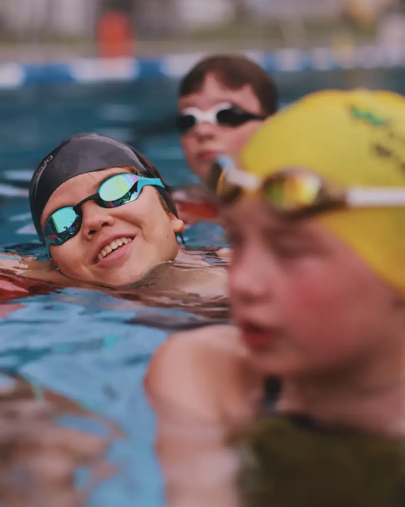 Mehrere Kinder im Schwimmbecken