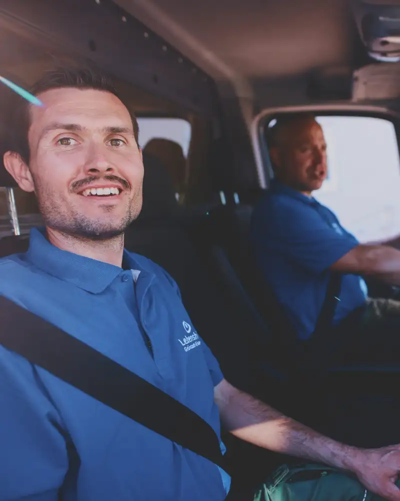 Zwei Männer sitzen in einem Auto.