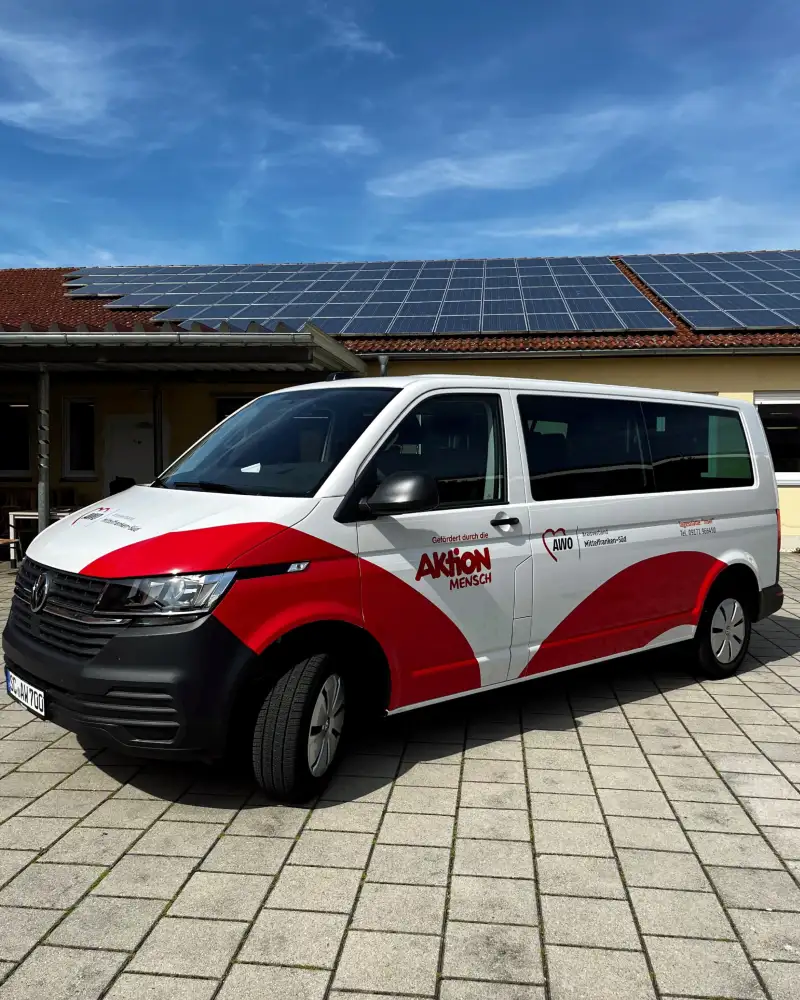 Rot-weißer Transporter mit Aktion Mensch Logo