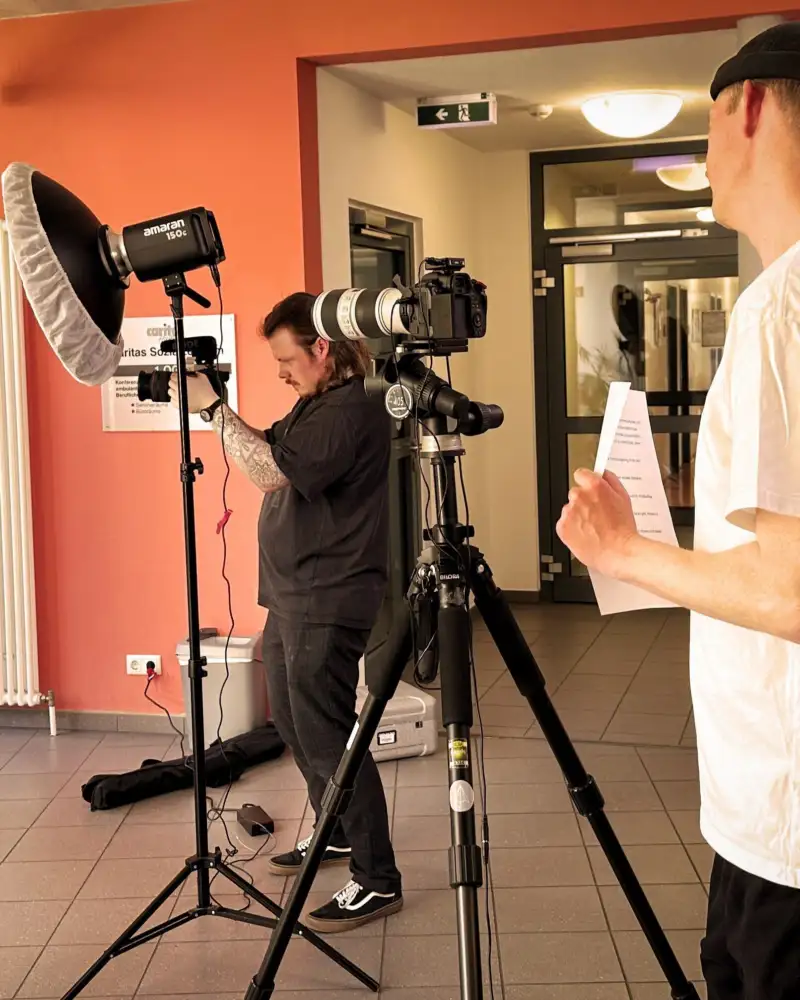 Eine junge Frau wird von einem Kamerateam interviewt.