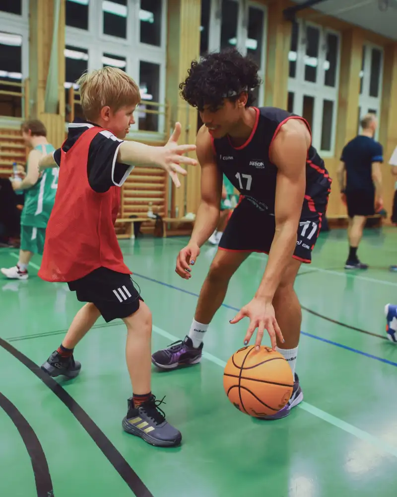 Jugendliche beim Basketball-Spiel