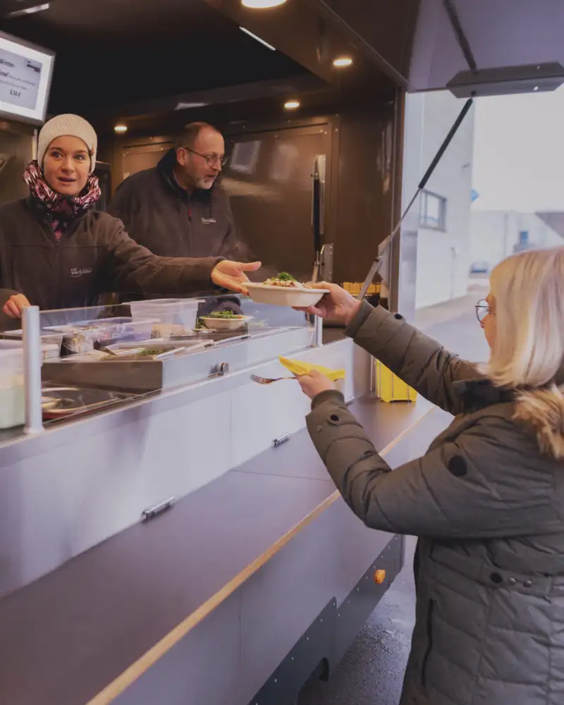 Mehrere Menschen vor einem Streetfood-Anhänger