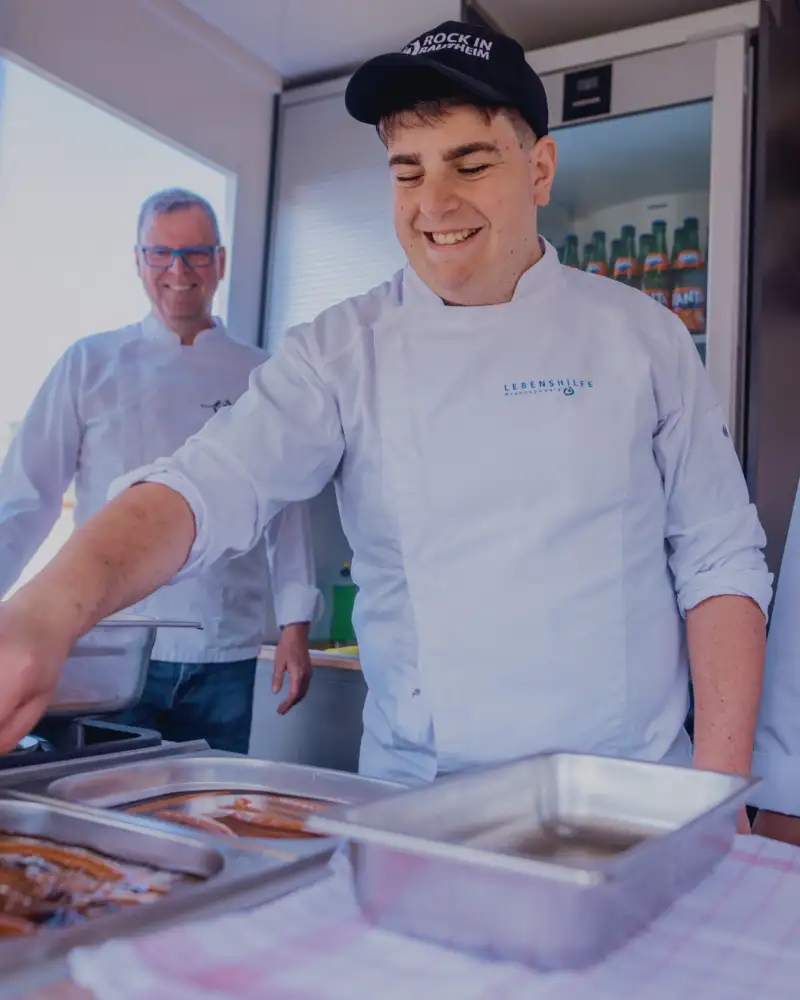 Mehrere Männer arbeiten in einem Verkaufsmobil