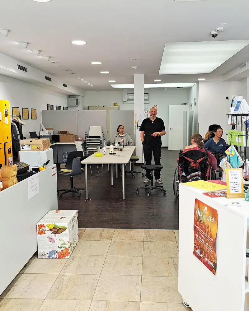 Innenansicht eines Ladens mit Mitarbeitenden