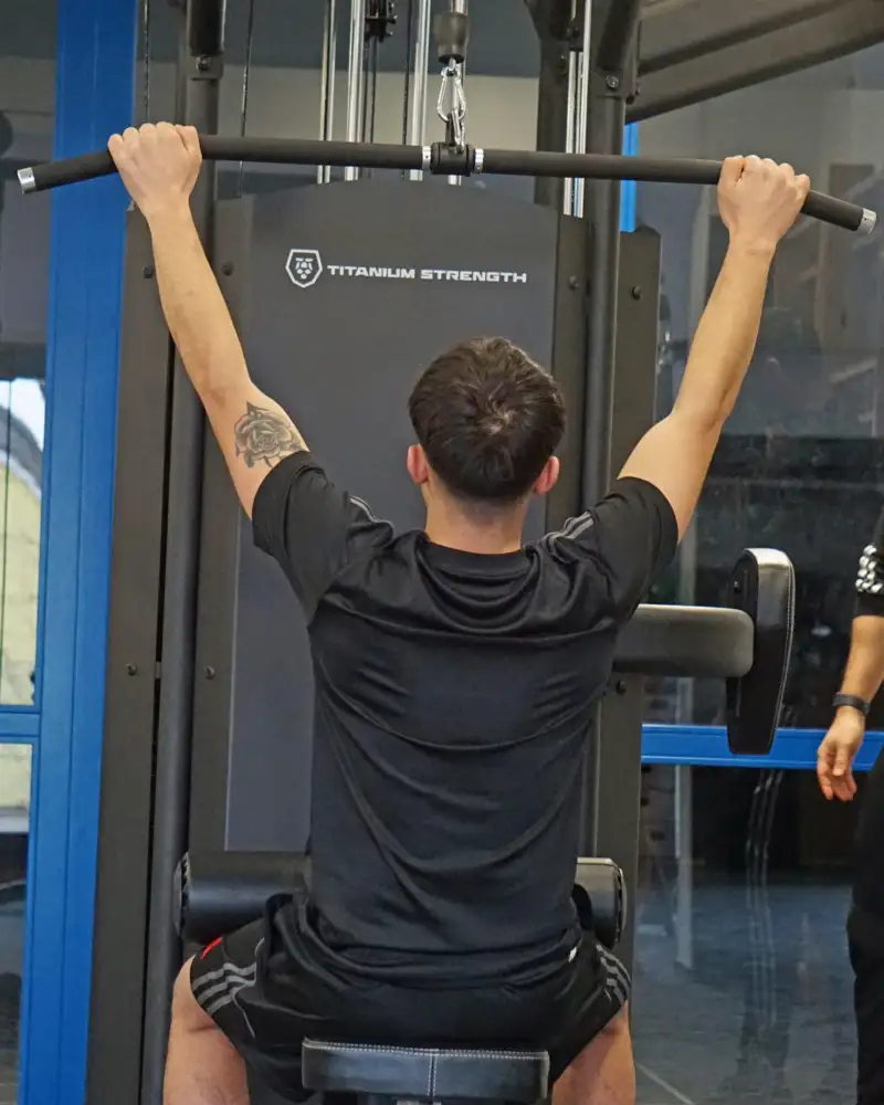 Ein junger Mann beim Kraftraining