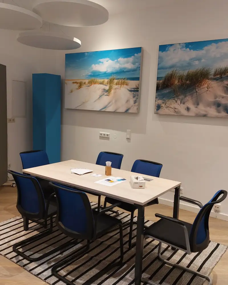 Ein menschleerer Besprechungsraum