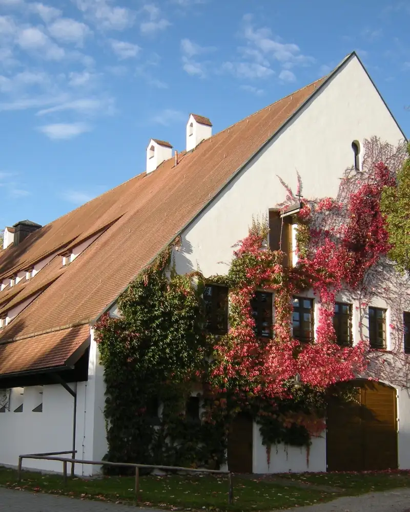 Außenansicht eines alten Bauernhofs.