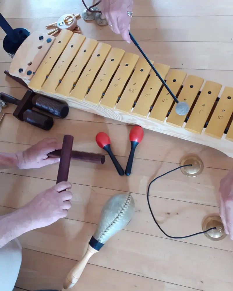Foto von Musikinstrumenten und Händen