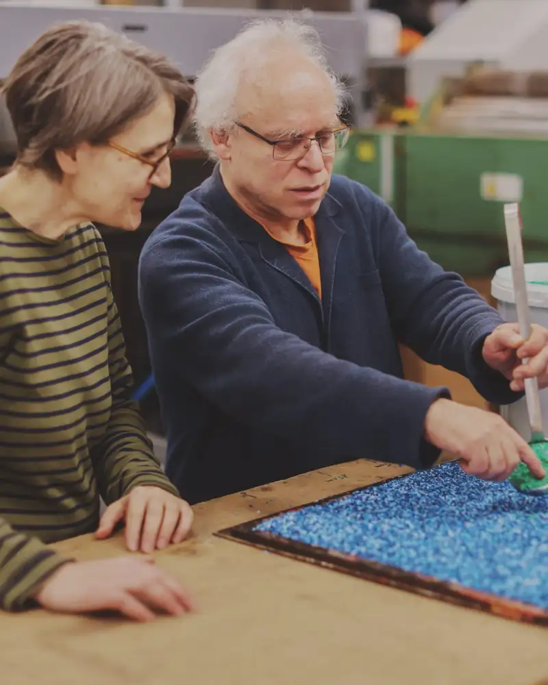 Ein Mann und eine Frau beim Handwerken