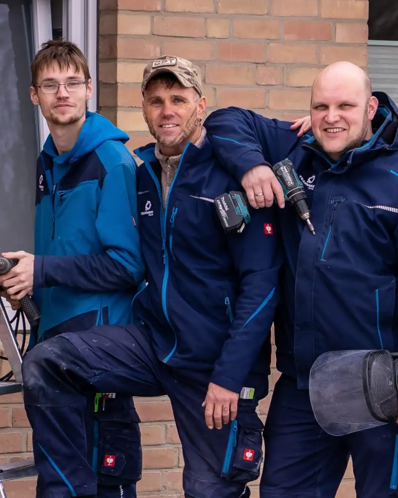 Mehrere Handwerker stehen nebeneinander