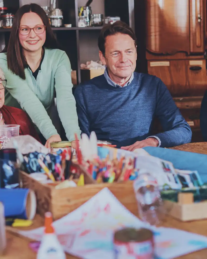 Mehrere Personen an einem Basteltisch