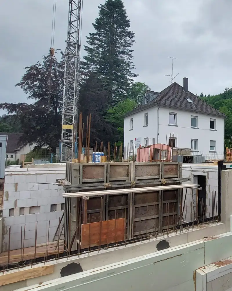 Ein Rohbau, bei den nur das Fundament und Teile der ersten Etage fertiggestellt sind.