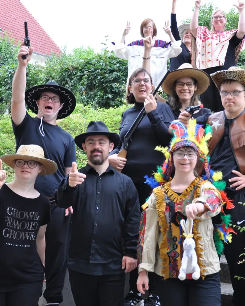 Gruppenbild von verkleideten Menschen mit und ohne Behinderung