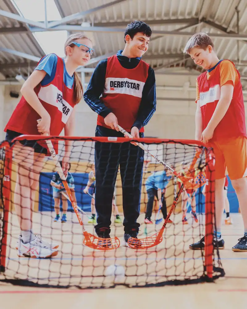 Jugendliche beim Floorball-Spiel