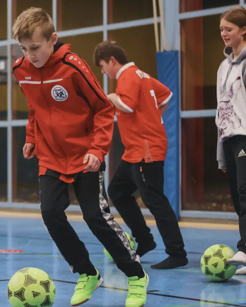 Jugendliche beim Fußballspielen in der Halle