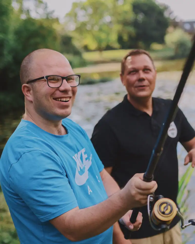 Zwei Männer beim Angeln am See