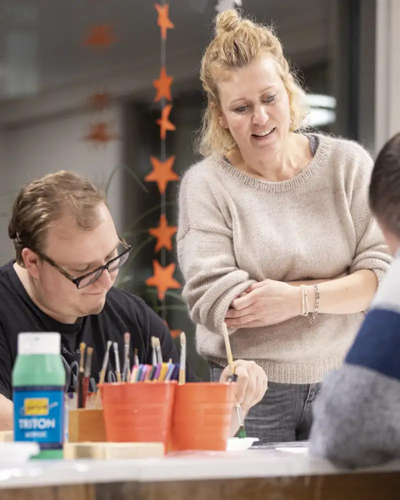 Mehrere Personen an einem Tisch mit Bastelsachen