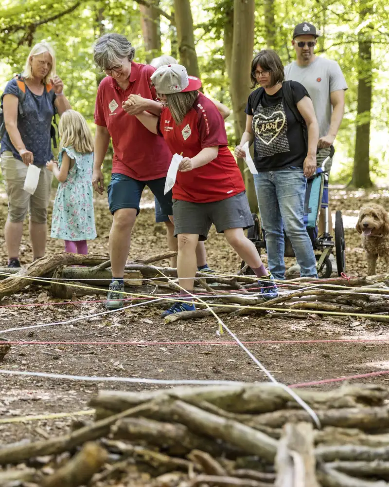 Eine Gruppe von Leuten bei einem Spiel im Wald