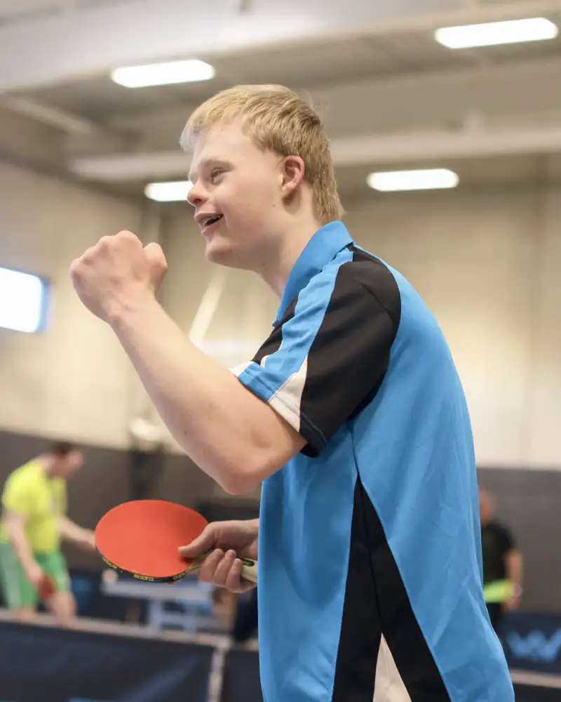 Jugendliche beim Tischtennisspiel