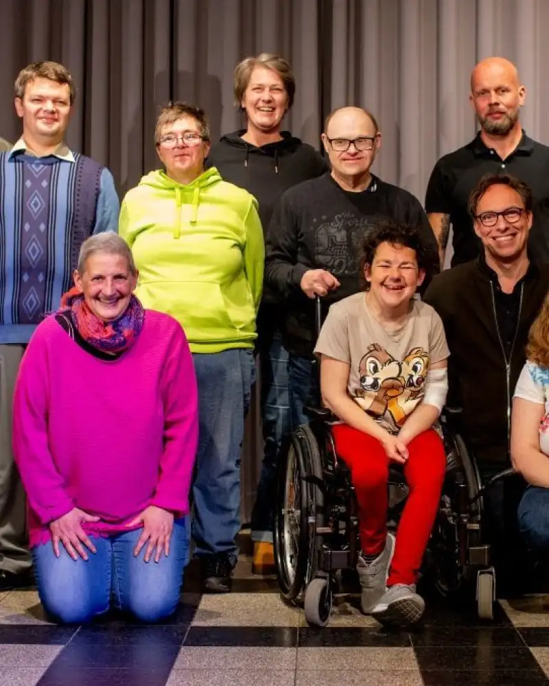 Gruppenbild einer inklusiven Theatergruppe