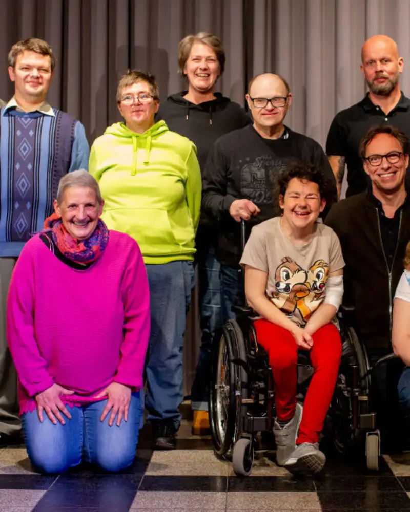 Gruppenbild einer inklusiven Theatergruppe