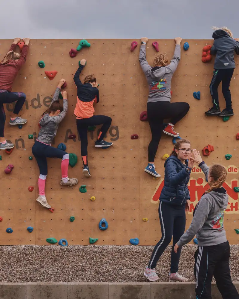 Mehrere Personen an einer Boulder-Wand