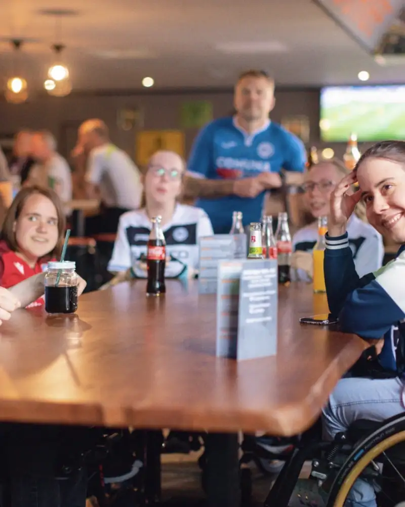 Fußballfans am einem Tisch in der Kneipe