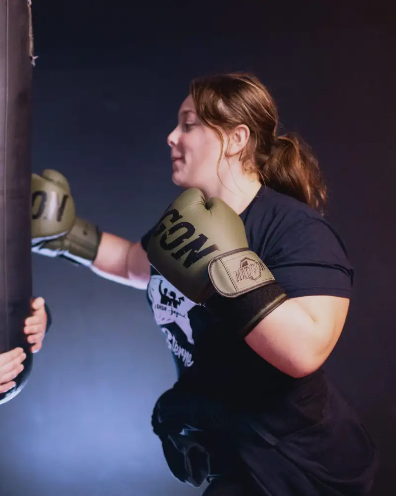 Zwei Mädchen beim Boxtraining