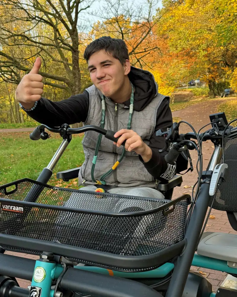 Zwei Radfahrer sind mit Helmen und Warnwesten unterwegs.