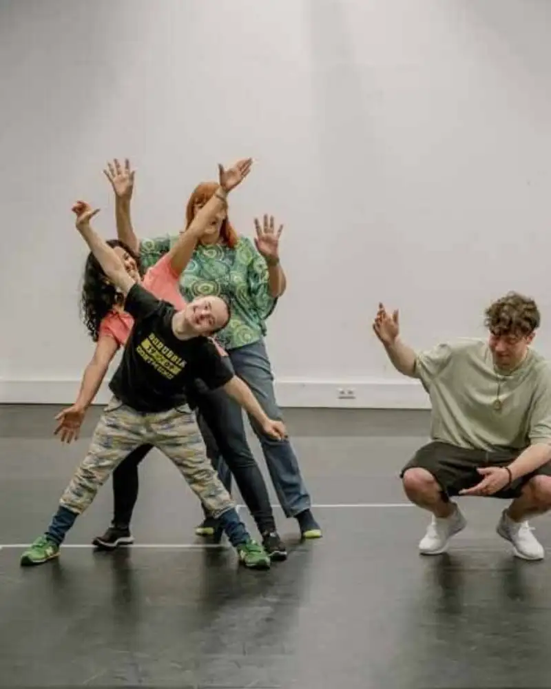 Eine Gruppe von Kindern zeigt verschiedene tänzerische Posen.